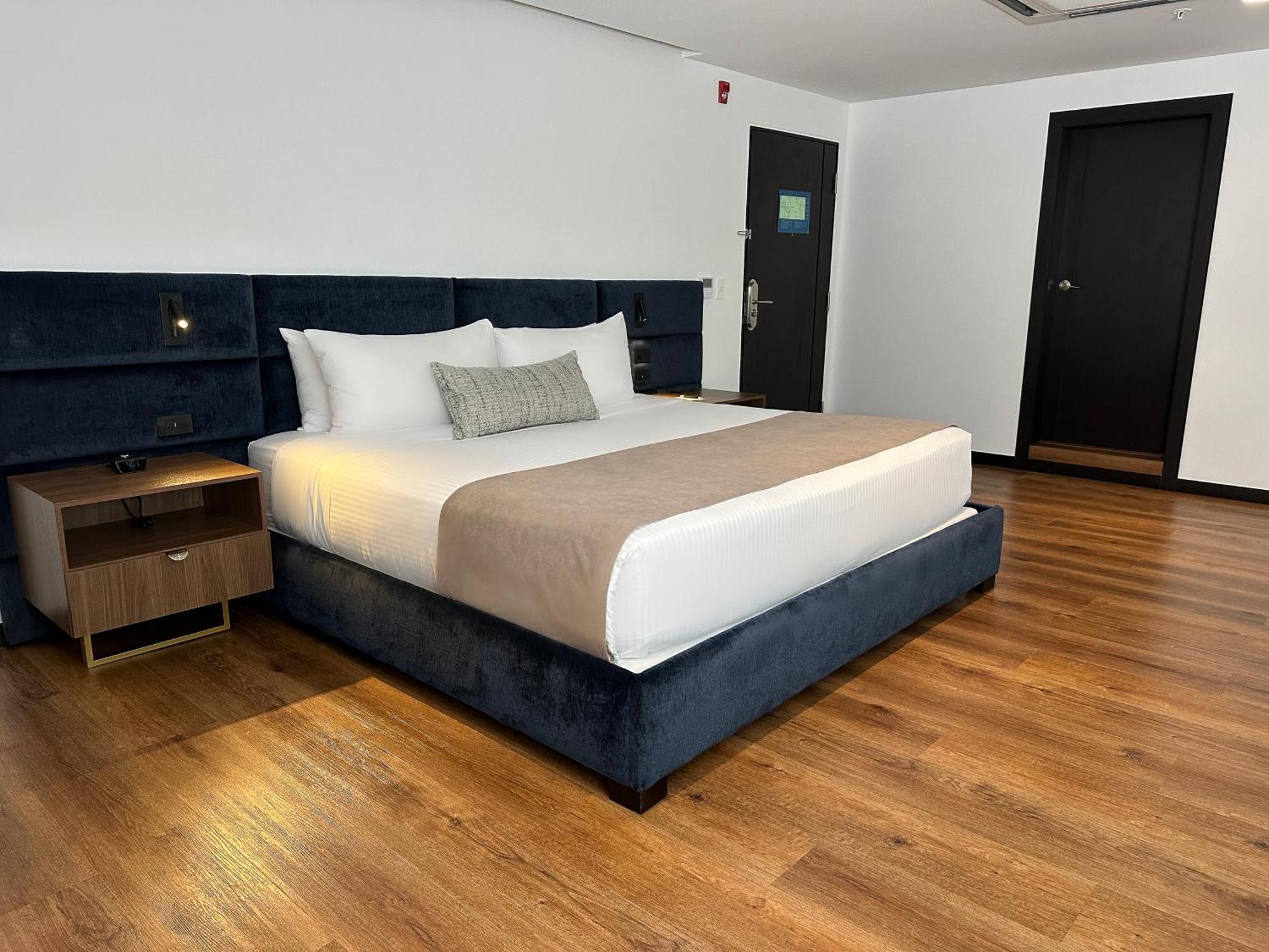 Wyndham Quito Airport 5*
