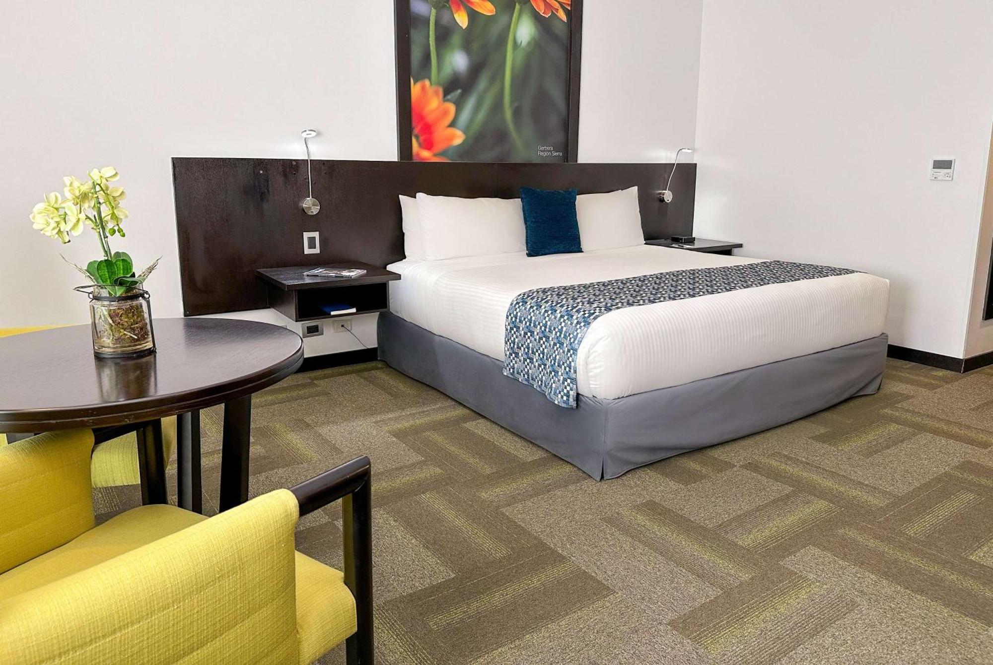 Wyndham Quito Airport 5*