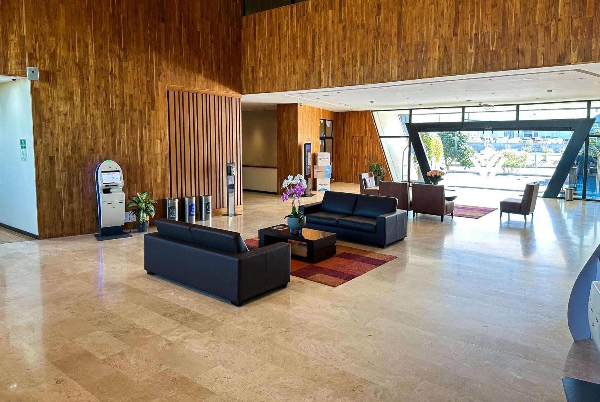 Wyndham Quito Airport 5*