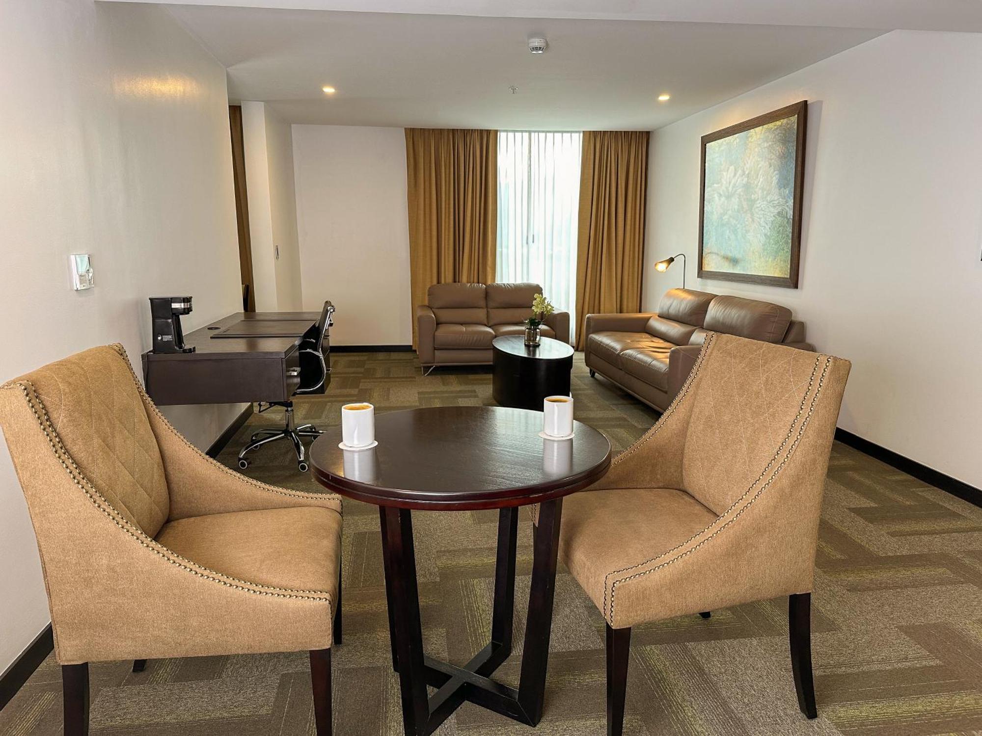 Wyndham Quito Airport 5*