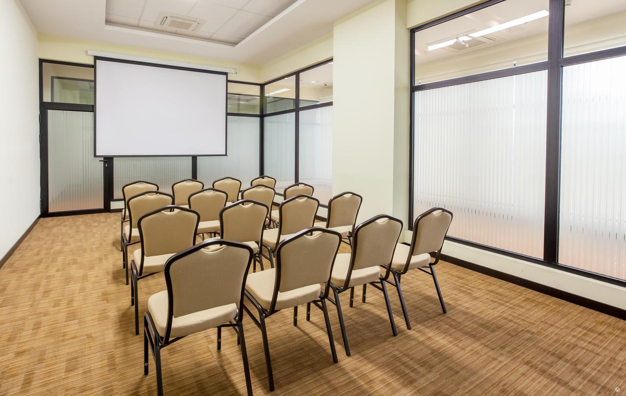 Hotel Wyndham Quito Airport 5*